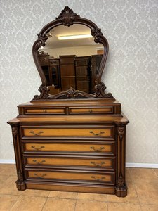 Komoda s tónovaným zrcadlem a řezanými ornamenty