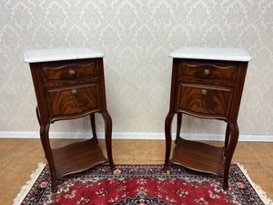 Pár nočních stolků s bílou mramorovou deskou