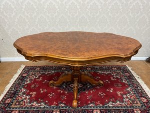 Konferenční stolek  s tvarovanou dýhovanou deskou