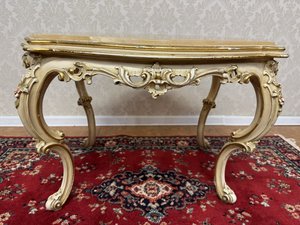 Benátský konferenční stolek s mramorovou deskou