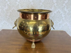 Mosazný obal na květináč s kovaným povrchem, cena za ks