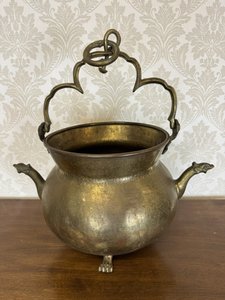 Mosazný závěsný kotlík s plastickými dračími úchyty, lvími tlapkami