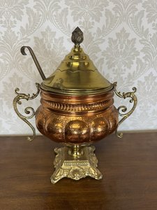 Nádoba s mosaznou poklicí