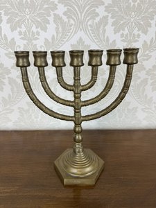 Sedmiramenný židovský mosazný svícen 
