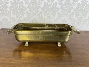 Mosazný květináč na lvích tlapách s porcelánovými madly