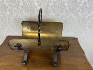 Mosazný stojan na dřevo s kovanou rukojetí