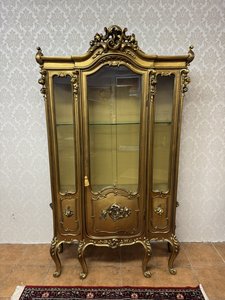 Vitrína v bronzově patinovaném provedení