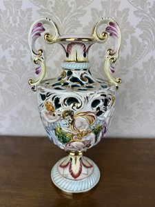 Porcelánová váza Capodimonte s plastickým dekorem