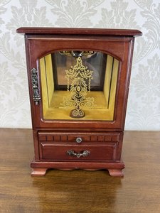 Dřevěná šperkovnice s prosklenými dvířky