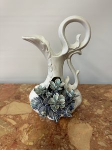 Dekorativní porcelánový džbán s květinovými aplikacemi a elegantním křivkovým uchem