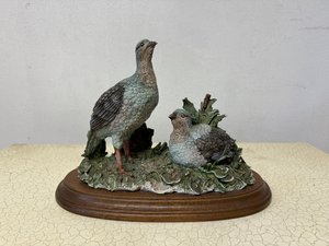 Porcelánová soška páru ptáků na podstavci