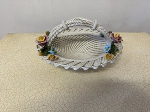 Porcelánový košík s květinovými ozdobami v pastelových barvách