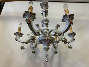Porcelánový šestiramenný lustr ve stylu Rokoko s květinovými detaily