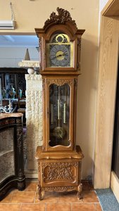 Stojací hodiny s vyřezávanými detaily ve stylu rokoka