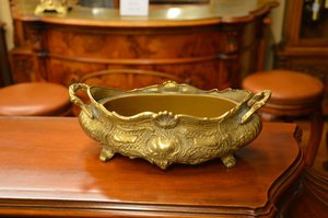 Mosazná dekorativní mísa s reliéfními motivy