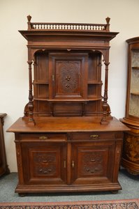 Vyřezávaný příborník se zdobenou nástavbou