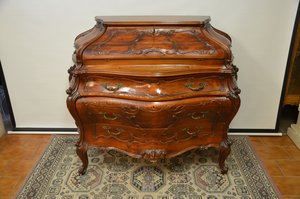 Luxusní psací stolek „břichatka“ s intarziemi