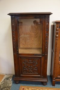 Vitrína z tmavého dřeva