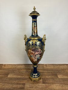 Luxusní porcelánová váza s víkem a zlatými detaily, cena za ks