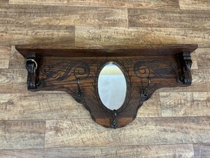 Starožitný dřevěný věšák s vyřezávanými detaily a zrcadlem, styl Secese