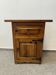 Rustikální noční stolek s úložným prostorem a vyřezávanými detaily