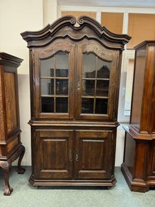 Vysoká vitrína s prosklenými dvířky a ornamentální římsou