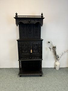 Starožitný černě lakovaný kabinet s figurálními motivy a točenými nohami