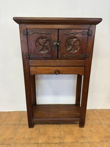 Starožitný menší kabinet s řezbami a zásuvkou