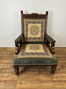 Starožitné vyřezávané  křeslo s vyšívaným čalouněním, období Biedermeier