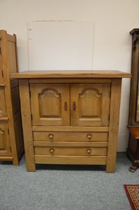 Dubová skříňka s kováním ve venkovském stylu