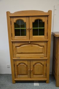 Dubová vitrína s barevnými skly a sklápěcí deskou ve venkovském stylu