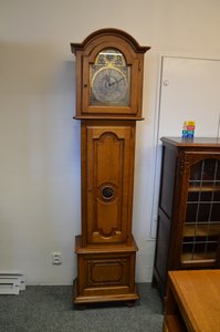 Starožitné dřevěné stojací hodiny ve stylu Empíru