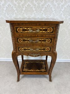 Intarzovaný stolek s dekorativními bronzovými aplikacemi 