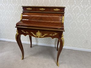 Psací stolek s roletovým víkem, zdobený bronzovými aplikacemi