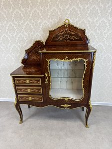 Vitrína s asymetrickým nástavcem, intarzií a bronzovými aplikacemi 