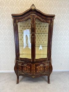 Starožitní vitrína s bohatou intarzií a čalouněným interiérem