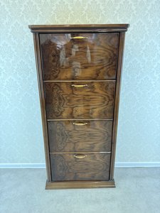 Čtyřzásuvkový botník s výklopným systémem a lesklou ořechovou dýhou