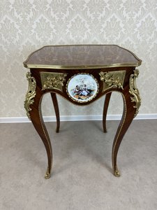 Luxusní intarzovaný stolek s porcelánovou miniaturou