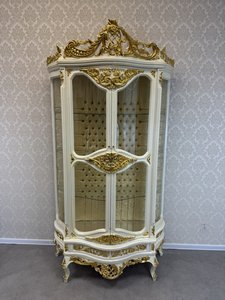 Bílá vitrína s bohatým  dekorem a čalouněným vnitřkem