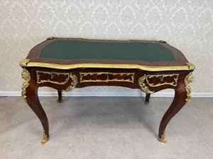 Reprezentativní psací stůl s koženou výplní a bronzovým dekorem