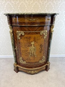 Rohová  intarzovaná skříňka s mramorovou deskou