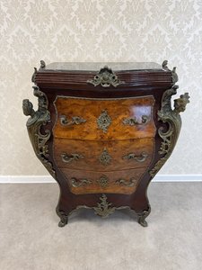 Komoda s bohatými bronzovými aplikacemi