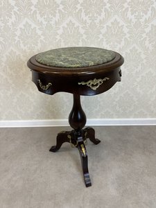 Kulatý příruční stolek s masivní nohou, zelenou mramorovou deskou 