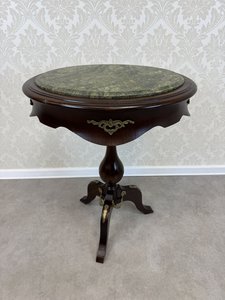 Kulatý dřevěný stolek s profilovanou nohou, zelenou mramorovou deskou