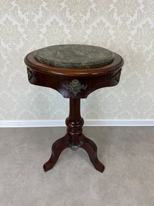 Kulatý odkládací stolek s mramorovou deskou