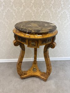 Kulatý stolek z kořenice s hnědou mramorovou deskou 