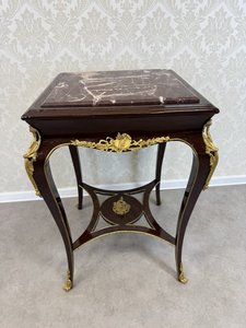 Čtvercový odkládací stolek s hnědou mramorovou deskou