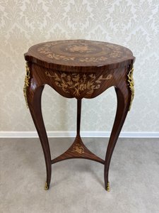 Intarzovaný příruční stolek s aplikacemi