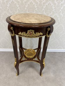 Kulatý příruční stolek s porcelánovým medailonem, mramorovou deskou