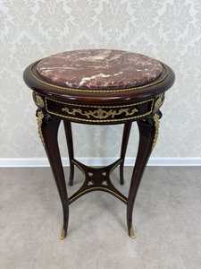 Kulatý příruční stolek s červenou mramorovou deskou